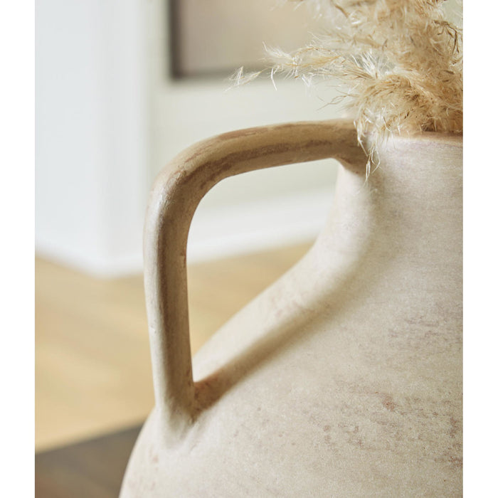 Justy Vase