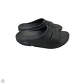 Sandals Flats By Oofos In Black, Size: 6