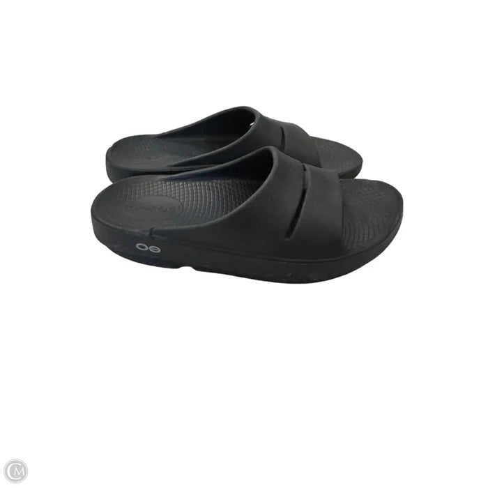 Sandals Flats By Oofos In Black, Size: 6