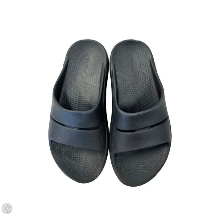 Sandals Flats By Oofos In Black, Size: 6