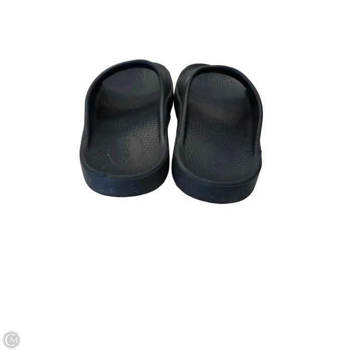 Sandals Flats By Oofos In Black, Size: 6